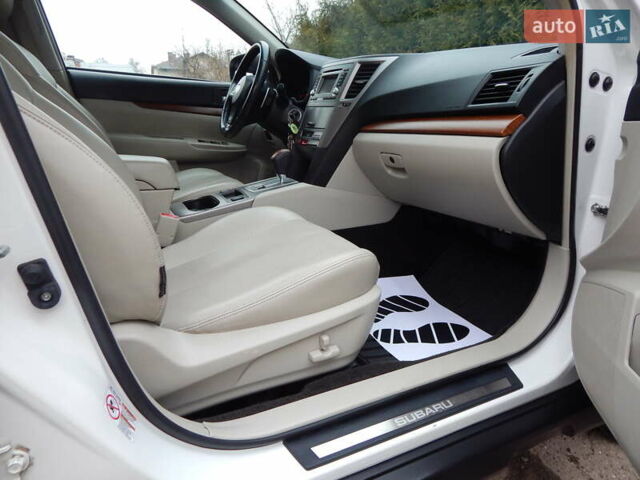 Белый Субару Аутбек, объемом двигателя 2.46 л и пробегом 240 тыс. км за 10890 $, фото 77 на Automoto.ua