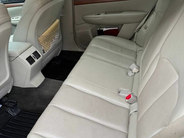 Белый Субару Аутбек, объемом двигателя 0 л и пробегом 220 тыс. км за 11500 $, фото 4 на Automoto.ua