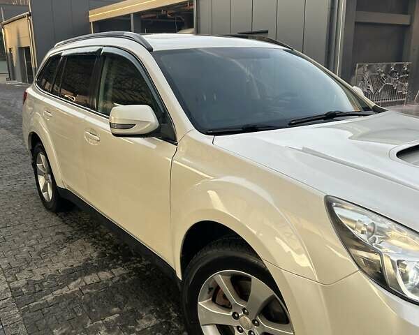 Белый Субару Аутбек, объемом двигателя 2 л и пробегом 255 тыс. км за 9700 $, фото 3 на Automoto.ua