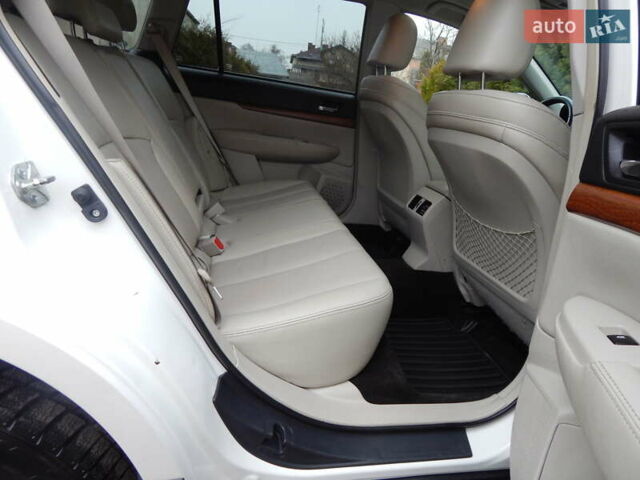 Белый Субару Аутбек, объемом двигателя 2.46 л и пробегом 240 тыс. км за 10890 $, фото 91 на Automoto.ua