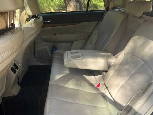 Белый Субару Аутбек, объемом двигателя 2.5 л и пробегом 245 тыс. км за 11300 $, фото 5 на Automoto.ua