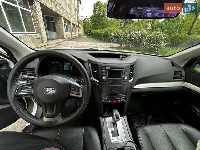 Белый Субару Аутбек, объемом двигателя 2.46 л и пробегом 167 тыс. км за 14000 $, фото 2 на Automoto.ua
