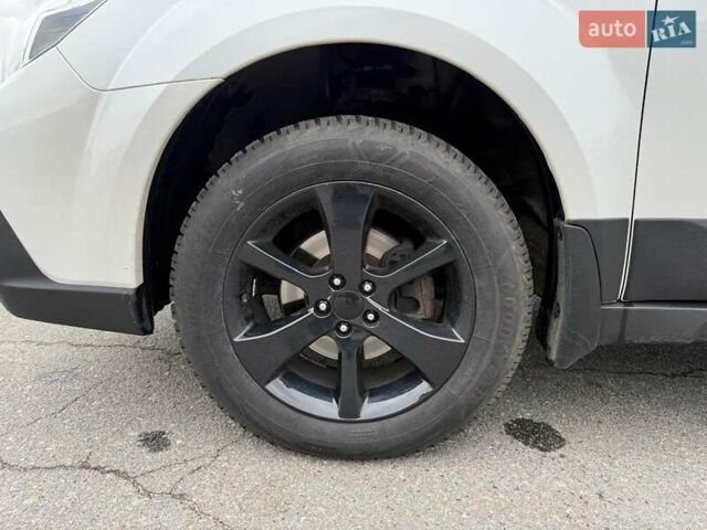 Білий Субару Аутбек, об'ємом двигуна 2.46 л та пробігом 160 тис. км за 12400 $, фото 5 на Automoto.ua