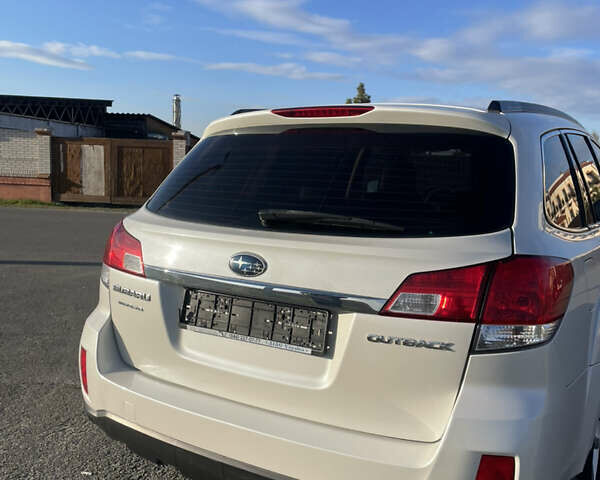 Білий Субару Аутбек, об'ємом двигуна 2.5 л та пробігом 190 тис. км за 10000 $, фото 8 на Automoto.ua