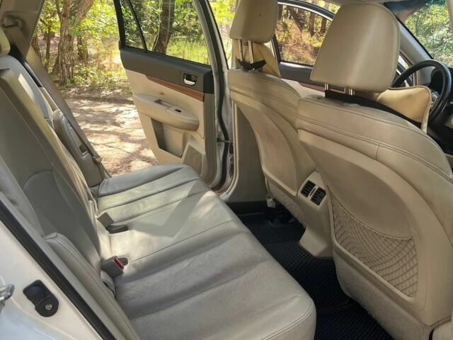 Белый Субару Аутбек, объемом двигателя 2.5 л и пробегом 245 тыс. км за 11300 $, фото 11 на Automoto.ua