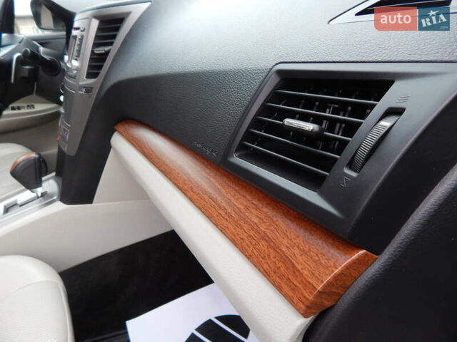 Белый Субару Аутбек, объемом двигателя 2.46 л и пробегом 240 тыс. км за 10890 $, фото 84 на Automoto.ua