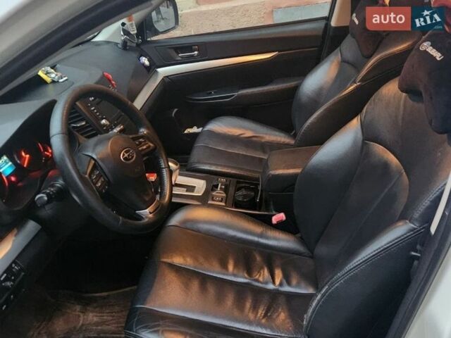 Белый Субару Аутбек, объемом двигателя 2 л и пробегом 220 тыс. км за 11000 $, фото 4 на Automoto.ua