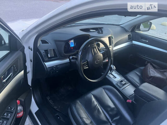 Білий Субару Аутбек, об'ємом двигуна 2.46 л та пробігом 280 тис. км за 11000 $, фото 12 на Automoto.ua
