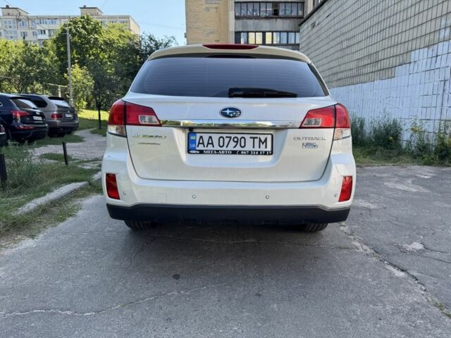 Белый Субару Аутбек, объемом двигателя 2 л и пробегом 206 тыс. км за 8999 $, фото 9 на Automoto.ua