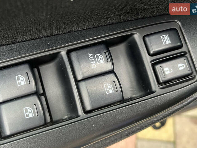 Белый Субару Аутбек, объемом двигателя 2.5 л и пробегом 218 тыс. км за 11000 $, фото 6 на Automoto.ua