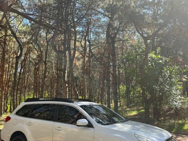 Белый Субару Аутбек, объемом двигателя 2.5 л и пробегом 245 тыс. км за 11300 $, фото 1 на Automoto.ua