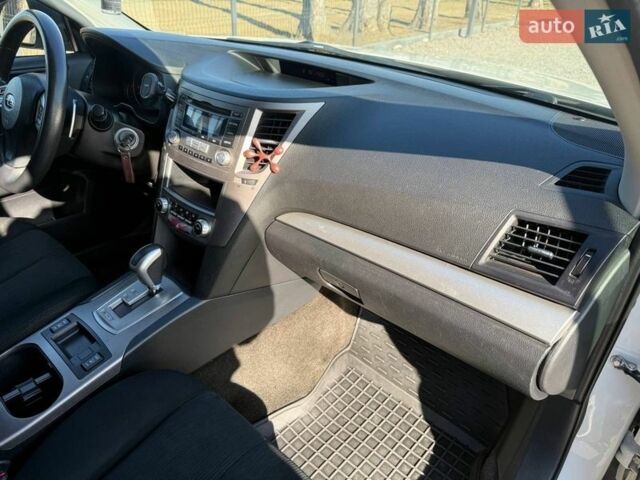 Белый Субару Аутбек, объемом двигателя 2.5 л и пробегом 222 тыс. км за 8950 $, фото 54 на Automoto.ua