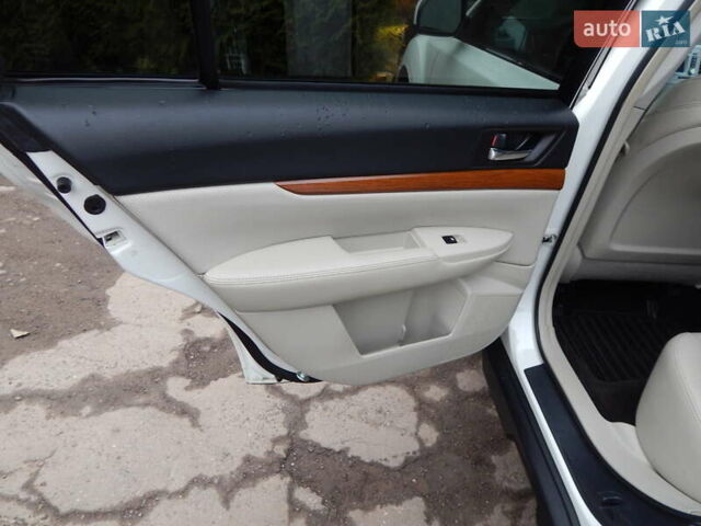 Белый Субару Аутбек, объемом двигателя 2.46 л и пробегом 240 тыс. км за 10890 $, фото 73 на Automoto.ua