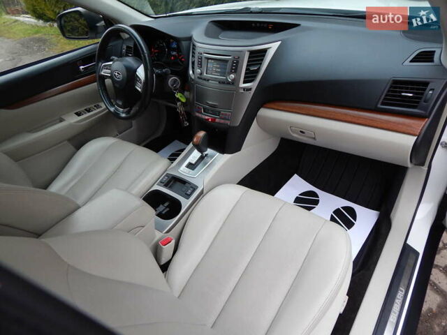 Белый Субару Аутбек, объемом двигателя 2.46 л и пробегом 240 тыс. км за 10890 $, фото 79 на Automoto.ua