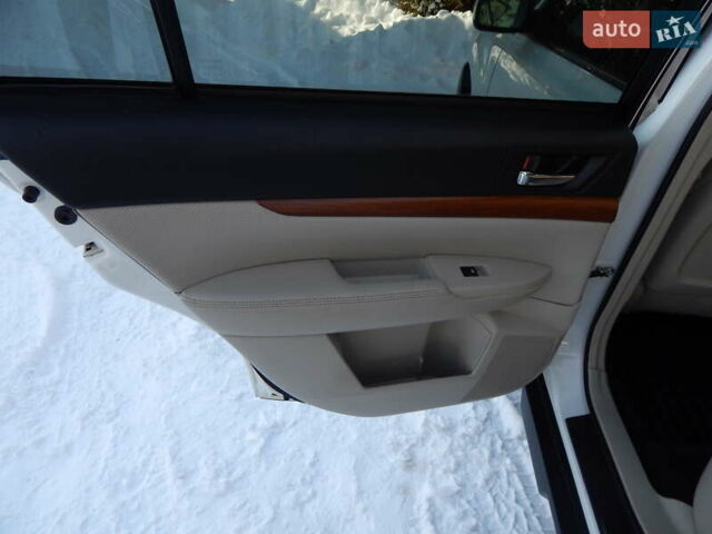 Белый Субару Аутбек, объемом двигателя 2.5 л и пробегом 240 тыс. км за 9990 $, фото 57 на Automoto.ua