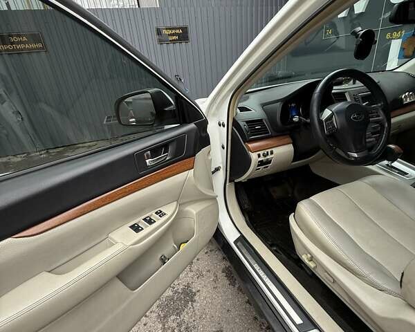 Білий Субару Аутбек, об'ємом двигуна 2.46 л та пробігом 220 тис. км за 12499 $, фото 13 на Automoto.ua