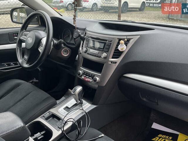 Белый Субару Аутбек, объемом двигателя 2.5 л и пробегом 218 тыс. км за 11000 $, фото 20 на Automoto.ua