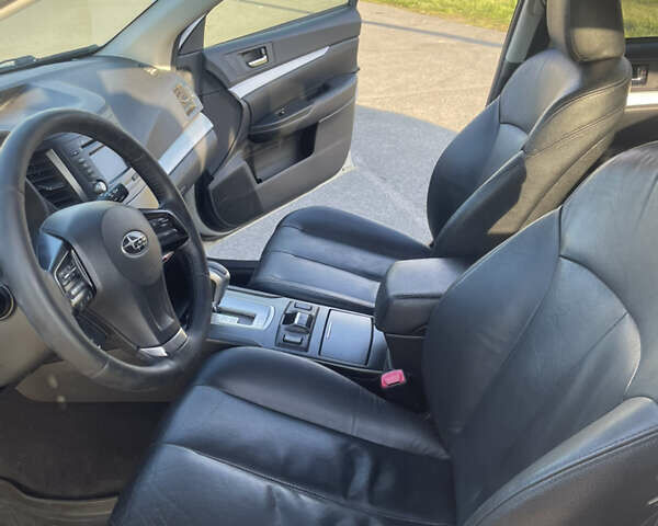 Білий Субару Аутбек, об'ємом двигуна 2.5 л та пробігом 190 тис. км за 10000 $, фото 10 на Automoto.ua