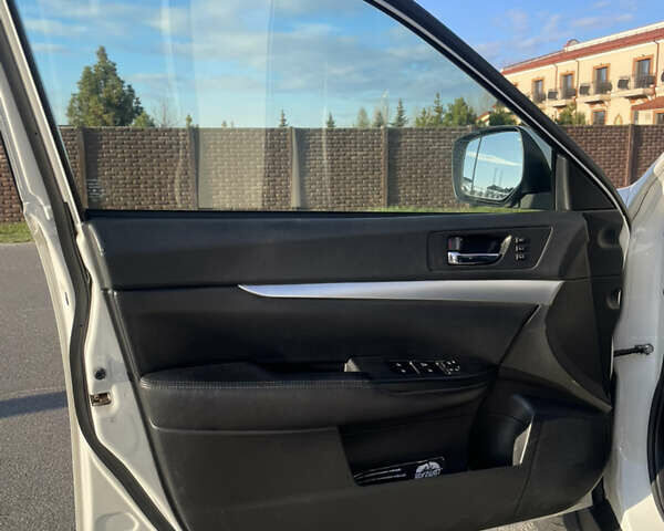 Білий Субару Аутбек, об'ємом двигуна 2.5 л та пробігом 190 тис. км за 10000 $, фото 13 на Automoto.ua