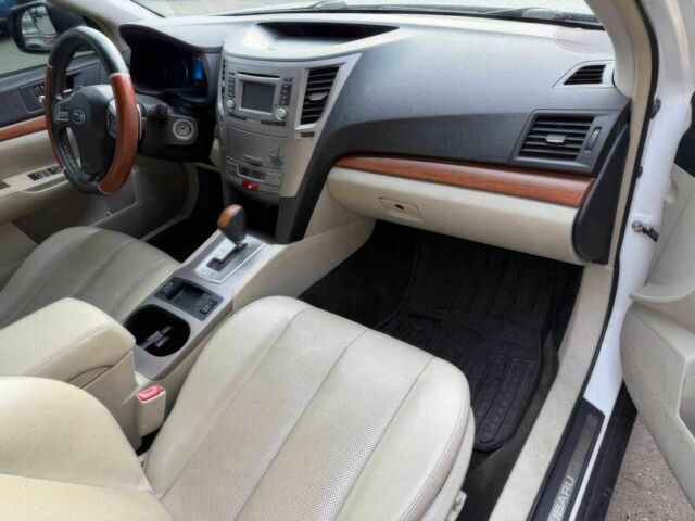 Белый Субару Аутбек, объемом двигателя 2.5 л и пробегом 88 тыс. км за 2000 $, фото 7 на Automoto.ua