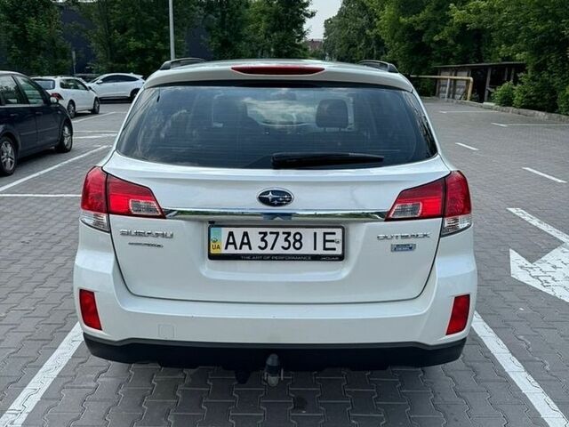 Білий Субару Аутбек, об'ємом двигуна 2 л та пробігом 149 тис. км за 8300 $, фото 1 на Automoto.ua