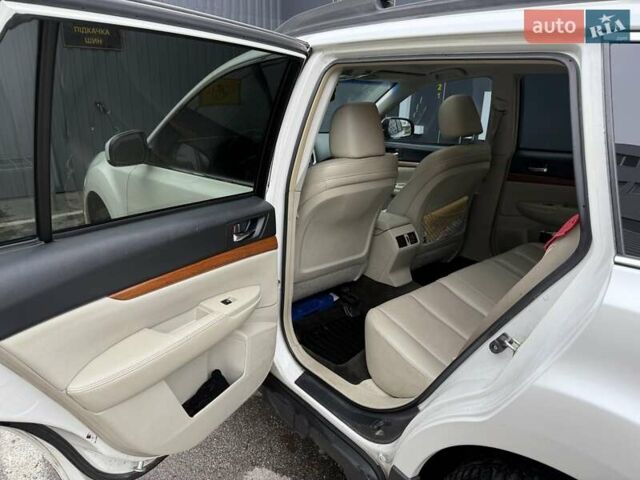 Белый Субару Аутбек, объемом двигателя 2.46 л и пробегом 220 тыс. км за 11499 $, фото 6 на Automoto.ua