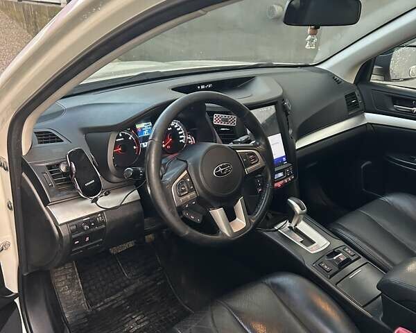 Белый Субару Аутбек, объемом двигателя 2 л и пробегом 255 тыс. км за 9700 $, фото 9 на Automoto.ua