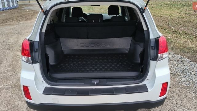 Белый Субару Аутбек, объемом двигателя 2.46 л и пробегом 76 тыс. км за 15000 $, фото 7 на Automoto.ua