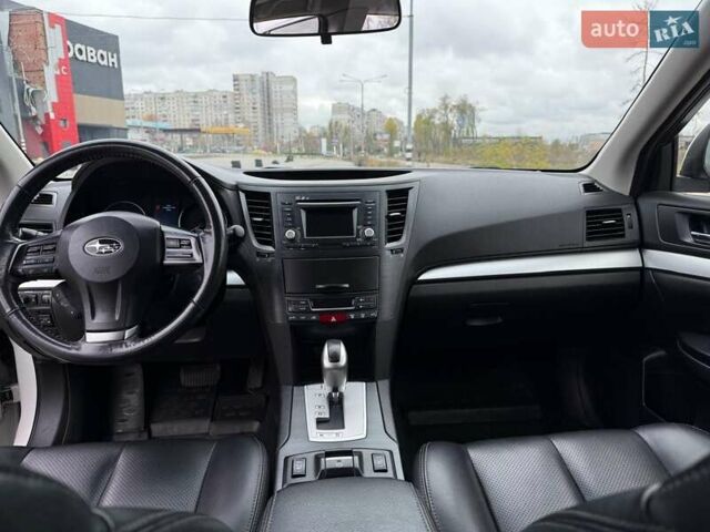 Білий Субару Аутбек, об'ємом двигуна 2.46 л та пробігом 160 тис. км за 12400 $, фото 7 на Automoto.ua