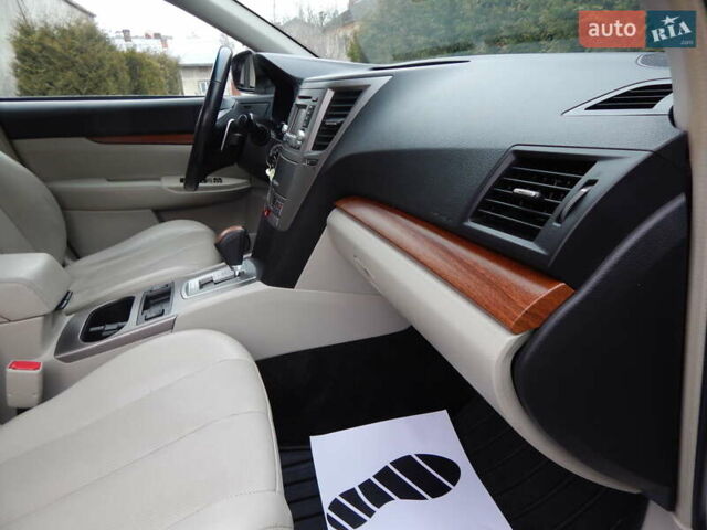 Белый Субару Аутбек, объемом двигателя 2.46 л и пробегом 240 тыс. км за 10890 $, фото 78 на Automoto.ua