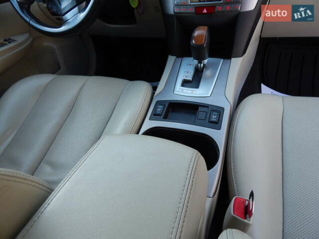 Белый Субару Аутбек, объемом двигателя 2.5 л и пробегом 240 тыс. км за 9990 $, фото 66 на Automoto.ua