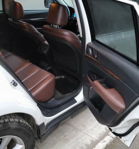 Белый Субару Аутбек, объемом двигателя 2.46 л и пробегом 145 тыс. км за 13500 $, фото 8 на Automoto.ua