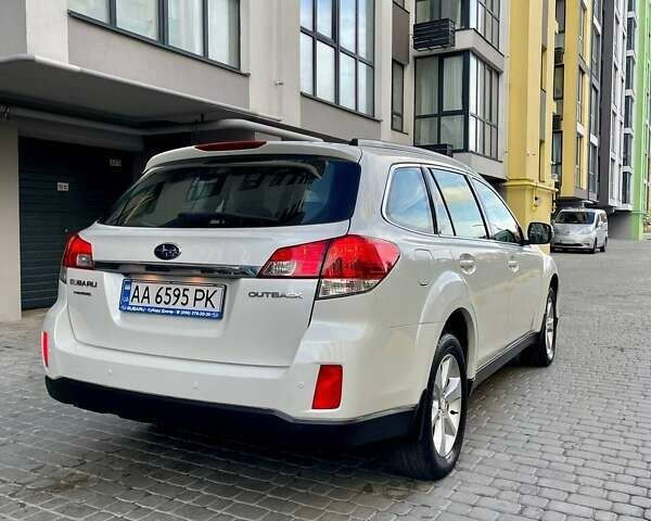 Субару Аутбек 2013 в Днепре (Днепропетровске) на Automoto.ua Белый Субару Аутбек, объемом двигателя 2.46 л и пробегом 179 тыс. км за 10100 $, фото 2 на Automoto.ua
