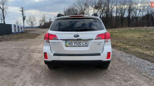 Белый Субару Аутбек, объемом двигателя 2.46 л и пробегом 76 тыс. км за 15000 $, фото 5 на Automoto.ua
