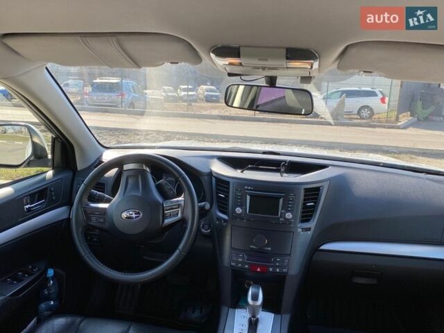 Белый Субару Аутбек, объемом двигателя 2.46 л и пробегом 185 тыс. км за 12400 $, фото 15 на Automoto.ua