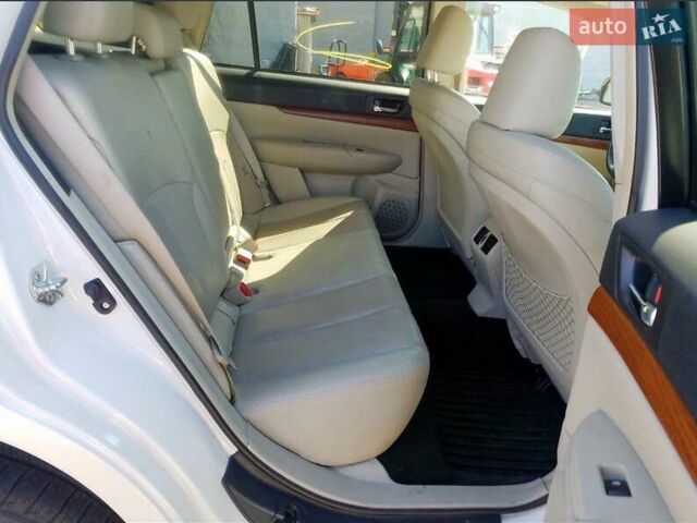 Белый Субару Аутбек, объемом двигателя 2.46 л и пробегом 330 тыс. км за 9000 $, фото 2 на Automoto.ua