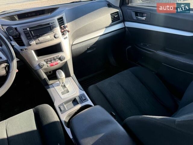 Белый Субару Аутбек, объемом двигателя 2.5 л и пробегом 222 тыс. км за 8950 $, фото 44 на Automoto.ua