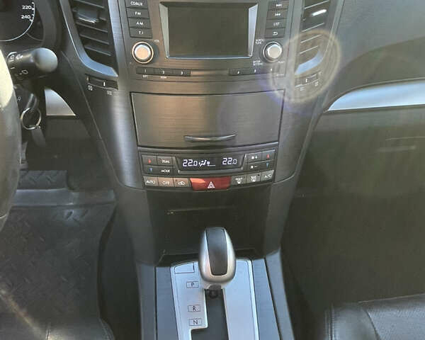 Білий Субару Аутбек, об'ємом двигуна 2.5 л та пробігом 190 тис. км за 10000 $, фото 11 на Automoto.ua