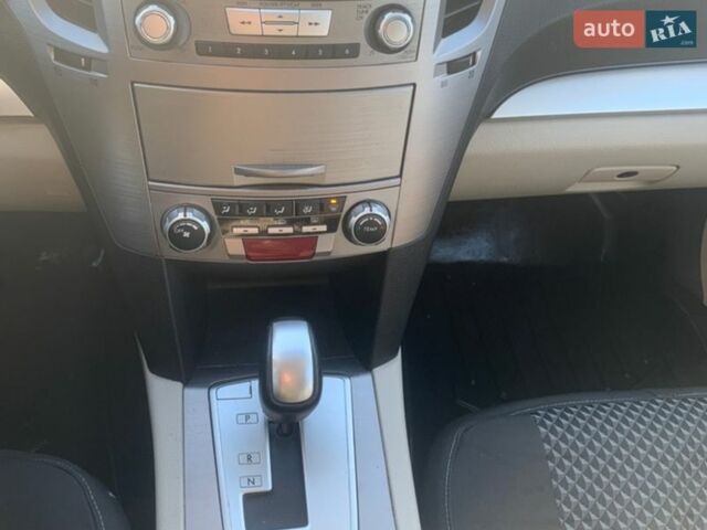 Белый Субару Аутбек, объемом двигателя 0 л и пробегом 247 тыс. км за 8999 $, фото 8 на Automoto.ua