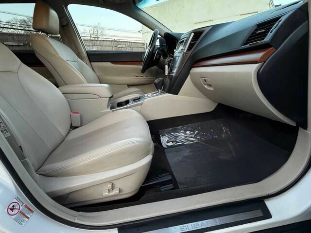 Белый Субару Аутбек, объемом двигателя 2.5 л и пробегом 87 тыс. км за 2000 $, фото 6 на Automoto.ua