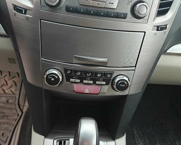 Білий Субару Аутбек, об'ємом двигуна 2.46 л та пробігом 320 тис. км за 7900 $, фото 9 на Automoto.ua
