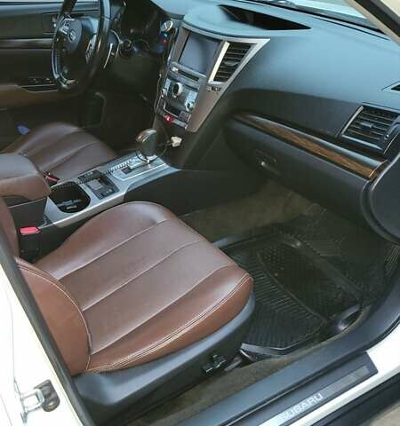 Белый Субару Аутбек, объемом двигателя 2.46 л и пробегом 145 тыс. км за 13500 $, фото 9 на Automoto.ua