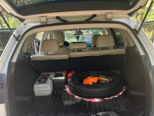 Белый Субару Аутбек, объемом двигателя 2.5 л и пробегом 245 тыс. км за 11300 $, фото 7 на Automoto.ua