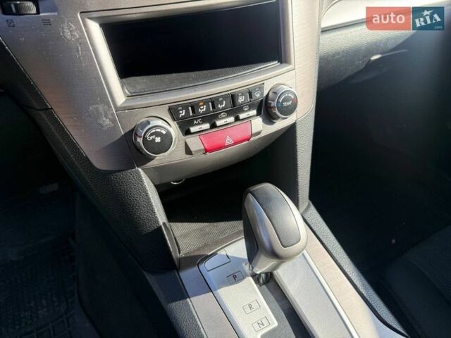 Белый Субару Аутбек, объемом двигателя 2.5 л и пробегом 222 тыс. км за 8950 $, фото 35 на Automoto.ua