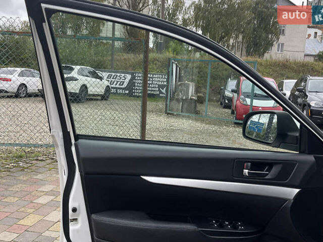 Белый Субару Аутбек, объемом двигателя 2.5 л и пробегом 218 тыс. км за 11000 $, фото 7 на Automoto.ua