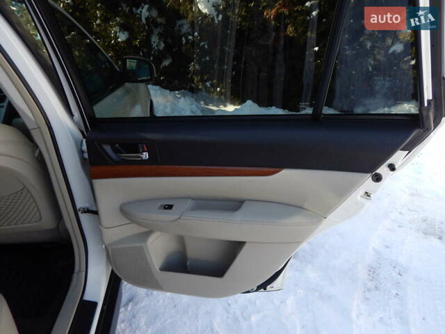 Белый Субару Аутбек, объемом двигателя 2.5 л и пробегом 240 тыс. км за 9990 $, фото 75 на Automoto.ua