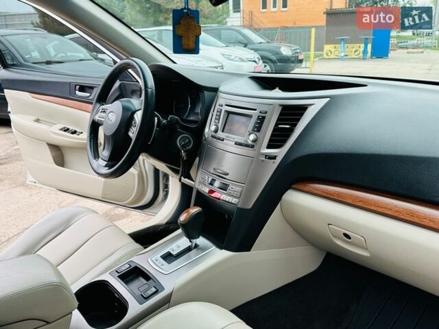 Білий Субару Аутбек, об'ємом двигуна 2.5 л та пробігом 220 тис. км за 11700 $, фото 32 на Automoto.ua