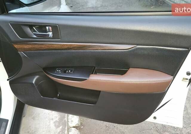 Белый Субару Аутбек, объемом двигателя 2.46 л и пробегом 145 тыс. км за 13500 $, фото 10 на Automoto.ua