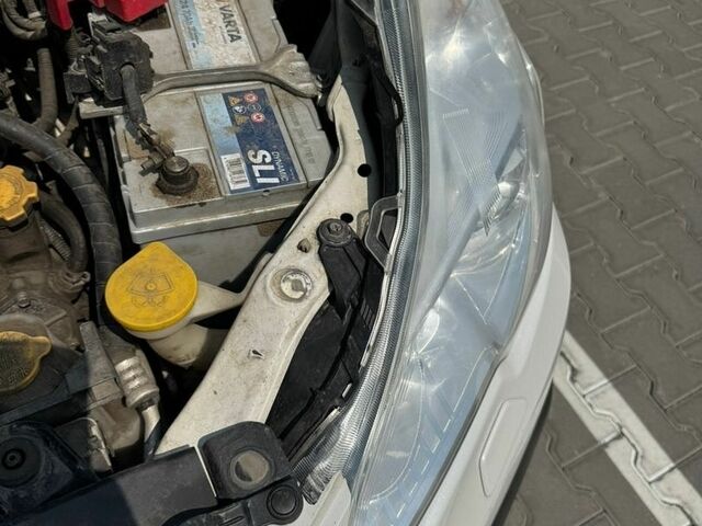 Белый Субару Аутбек, объемом двигателя 2 л и пробегом 150 тыс. км за 7900 $, фото 8 на Automoto.ua