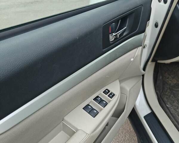 Білий Субару Аутбек, об'ємом двигуна 2.46 л та пробігом 320 тис. км за 7900 $, фото 15 на Automoto.ua